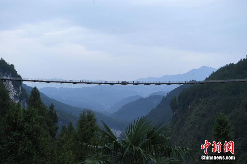 El 17 de diciembre, un vehículo pasó por un puente colgante en las monta?as del distrito Wulong, ciudad de Chongqing.