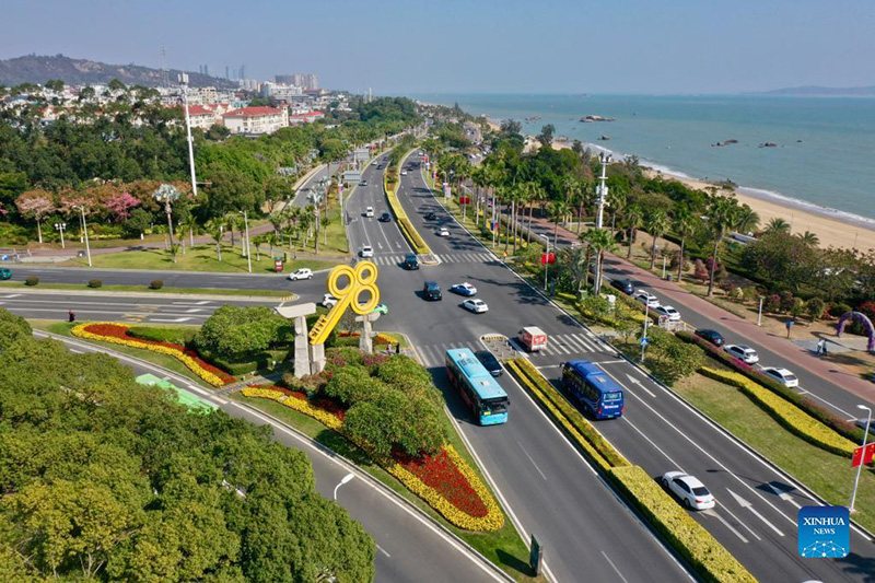 La foto aérea tomada el 12 de diciembre del 2021 muestra la escultura "Llave de oro", realizada para la Feria Internacional de Inversión y Comercio de China en Xiamen, provincia de Fujian.