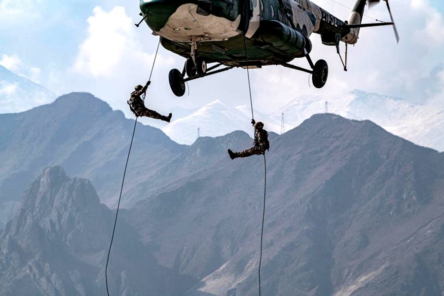 La foto muestra a mujeres soldados participando en el entrenamiento de aterrizaje aerotransportado. (Foto / Wang Shudong)