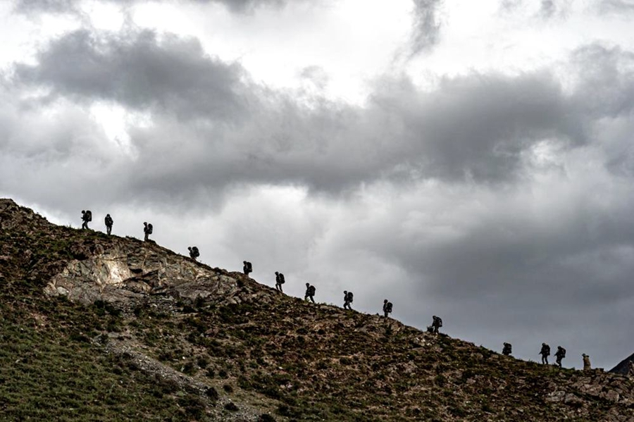 La foto muestra a mujeres soldados durante el entrenamiento. (Foto / Wang Shudong)