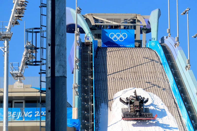 La foto tomada el 3 de enero del 2022 muestra el sitio de trabajo de fabricación de nieve y conformación de pistas en el Big Air Shougang, la gran plataforma de salto de esquí construida en el distrito de Shijingshan, Beijing, para los Juegos Olímpicos de Invierno Beijing 2022. (Foto: Pueblo en Línea/ He Luqi)