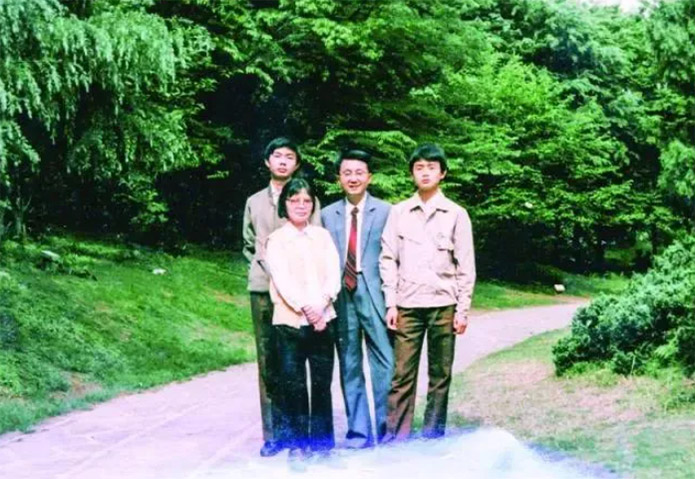 El joven Jin Xiaoyu y su familia. [Foto: Diario de Hangzhou]