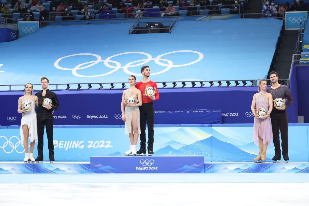 Pareja francesa gana el oro y bailarines chinos sobre hielo hacen historia en Beijing 2022