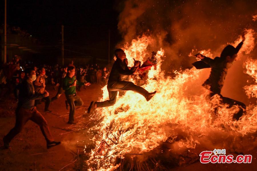 Haikou celebra la costumbre local de 'saltar sobre la hoguera' durante el Festival de los Faroles