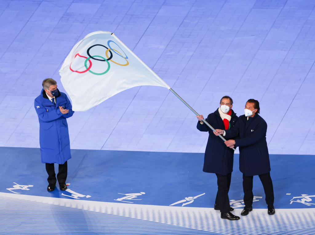 Bandera olímpica es entregada a Milán-Cortina 2026