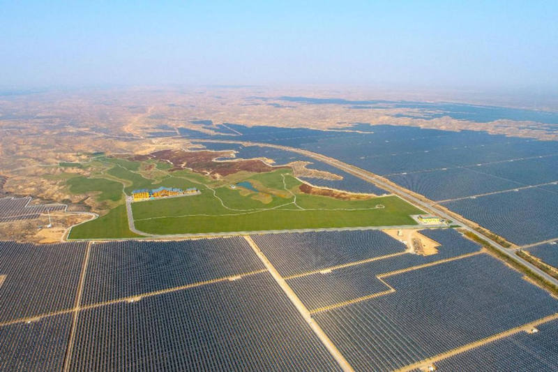 La foto muestra un proyecto en la región autónoma Hui de Ningxia, en el noroeste de China, que combina la generación de energía fotovoltaica y la agricultura ecológica. Dotada de ricos recursos de energía renovable, Ningxia se ha convertido en una opción popular para el establecimiento de centros de datos para muchas empresas. (Foto de Yuan Hongyan/Pueblo en Línea)