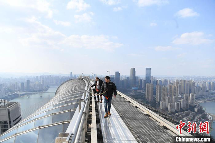 Visitantes disfrutan de la vista desde un gran rascacielos en Chongqing, 23 de febrero del 2022. (Foto: Servicios de Noticias de China/ Zhang Chao)