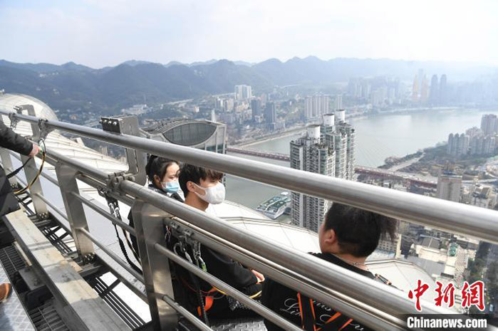 Visitantes disfrutan de la vista desde un gran rascacielos en Chongqing, 23 de febrero del 2022. (Foto: Servicios de Noticias de China/ Zhang Chao)