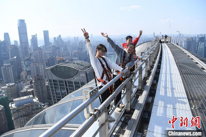 Visitantes disfrutan de la vista desde un gran rascacielos en Chongqing, 23 de febrero del 2022. (Foto: Servicios de Noticias de China/ Zhang Chao)