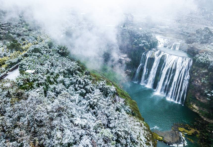 La cascada de Huangguoshu se transforma en un brumoso país de las maravillas en Guizhou