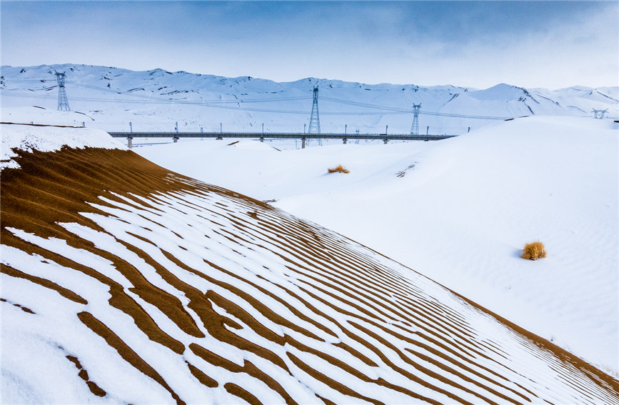 Más de la mitad de la nieve caída en el desierto se ha derretido, creando un paisaje mágico con un patrón atigrado. Foto cortesía de China Railway Lanzhou Group Co.,Ltd.