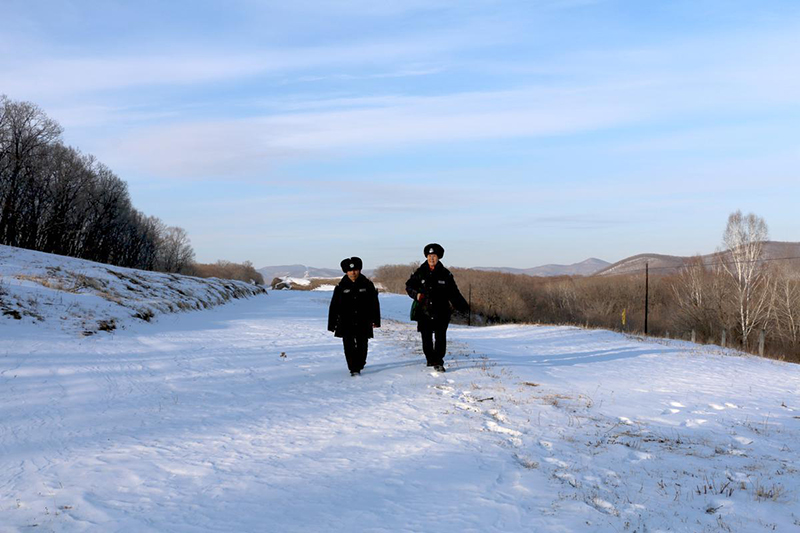 Han Shuxiu y Xue Kui patrullan el área fronteriza alrededor de la aldea Jinchanggou en Dongning, en la frontera entre China y Rusia, provincia de Heilongjiang. [Foto: proporcionada a chinadaily.com.cn]