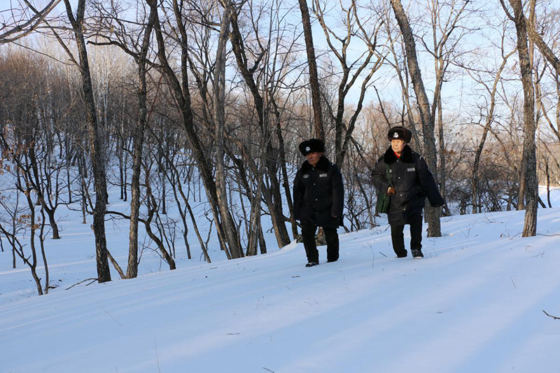 Han Shuxiu y Xue Kui patrullan el área fronteriza alrededor de la aldea Jinchanggou en Dongning, en la frontera entre China y Rusia, provincia de Heilongjiang. [Foto: proporcionada a chinadaily.com.cn]