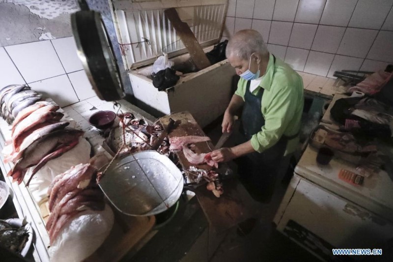  Un hombre limpia pescado en un mercado, en Tegucigalpa, Honduras, el 11 de marzo de 2022. (Xinhua/Rafael Ochoa)