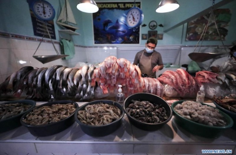 Un hombre trabaja en una pescadería en un mercado, en Tegucigalpa, Honduras, el 11 de marzo de 2022. (Xinhua/Rafael Ochoa)