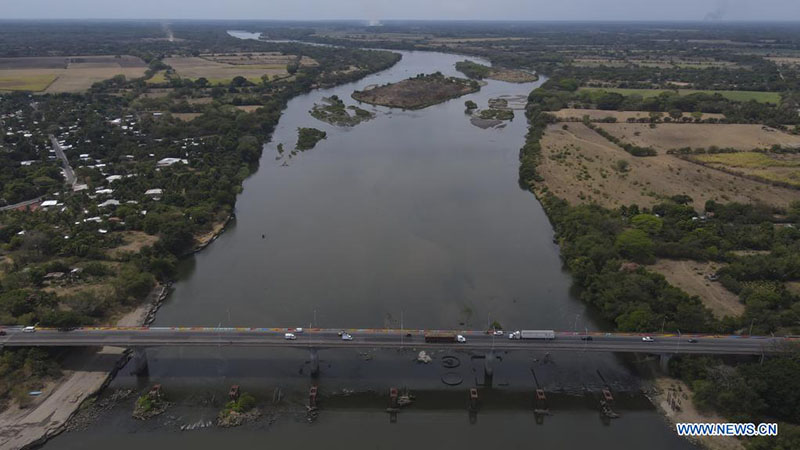 Imagen tomada con un dron del puente de Oro sobre el río Lempa, en el departamento de Usulután, El Salvador, el 18 de marzo de 2022. El río Lempa es fuente de agua potable de alrededor de 1,5 millones de habitantes del área metropolitana de San Salvador. El Día Mundial del Agua se conmemora anualmente el 22 de marzo para recordar la relevancia del vital líquido. (Xinhua/Alexander Pe?a)