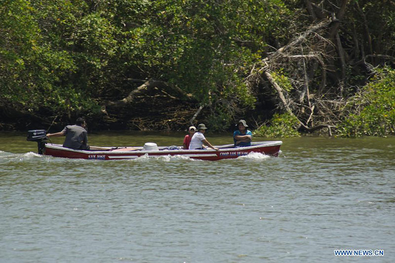 Una familia da un paseo en lancha en el río Lempa, en el departamento de Usulután, El Salvador, el 18 de marzo de 2022. El río Lempa es fuente de agua potable de alrededor de 1,5 millones de habitantes del área metropolitana de San Salvador. El Día Mundial del Agua se conmemora anualmente el 22 de marzo para recordar la relevancia del vital líquido. (Xinhua/Alexander Pe?a)