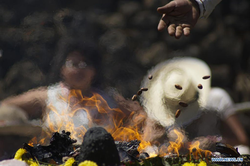 Un indígena salvadore?o participa en una ceremonia durante la celebración del equinoccio de primavera en el sitio arqueológico Tazumal, en la municipalidad de Chalchuapa, en el departamento de Santa Ana, El Salvador, el 20 de marzo de 2022. (Xinhua/Alexander Pe?a)