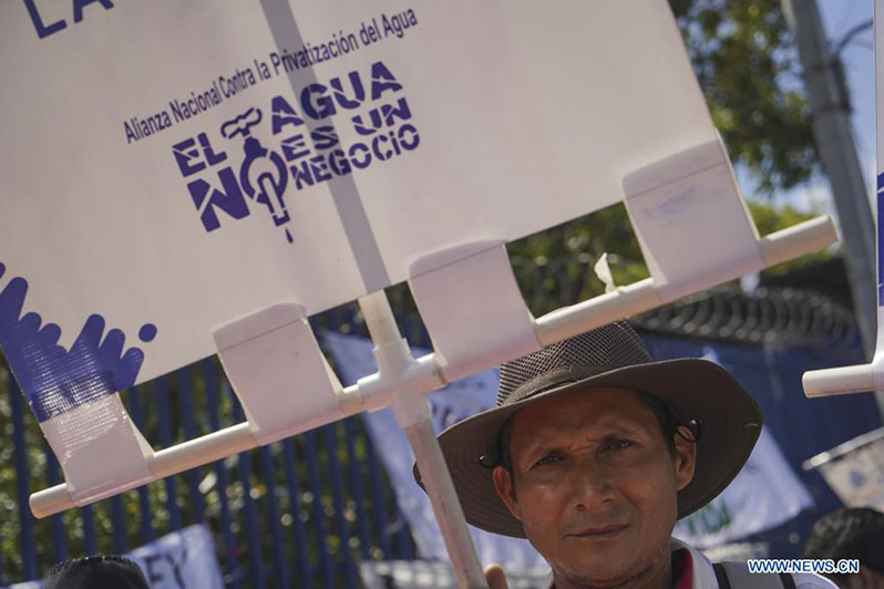 Un hombre sostiene un cartel mientras participa en una manifestación en el marco del Día Mundial del Agua, en el departamento de San Salvador, El Salvador, el 22 de marzo de 2022. El Día Mundial del Agua se conmemora anualmente el 22 de marzo para recordar la relevancia del vital líquido. (Xinhua/Alexander Pe?a)