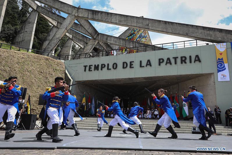 Imagen cedida por la Presidencia de Ecuador de actores realizando una presentación cultural alusiva a la Batalla de Pichincha durante un acto militar con el que dieron inicio las celebraciones del Bicentenario de la Independencia de Ecuador, en el Templo de la Patria, en Quito, capital de Ecuador, el 23 de marzo de 2022. El presidente ecuatoriano, Guillermo Lasso, encabezó el miércoles el acto militar con el que dieron inicio las celebraciones del Bicentenario de la Independencia de Ecuador, país que selló con la Batalla de Pichincha del 24 de mayo de 1822 el fin del dominio espa?ol en esta parte del continente. (Xinhua/Presidencia de Ecuador)