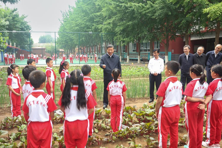 Xi visita una escuela en Beijing en vísperas del Día Internacional del Ni?o