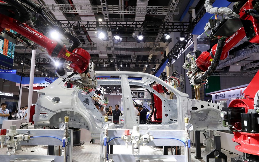 Visitantes observan un robot dise?ado para soldar carrocerías durante la 23a Feria Internacional de la Industria de China (CIIF, por sus siglas en inglés) en Shanghai, al este de China, el 19 de septiembre de 2023. (Xinhua/Fang Zhe)