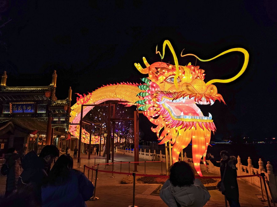  Imagen del 9 de febrero de 2024 de una instalación de luz en forma de dragón en la víspera del A?o Nuevo Lunar, en el área de Shichahai, Beijing, capital de China. (Xinhua/Li Muzi)