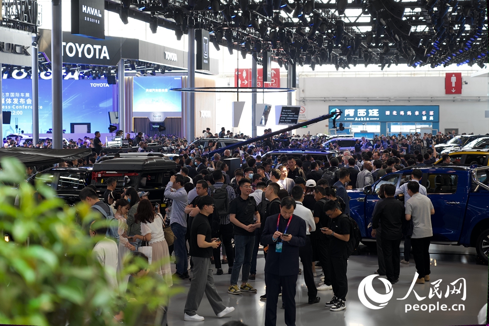 Marcas de automóviles conocidas presentan sus nuevos productos en el Salón del Automóvil de Beijing