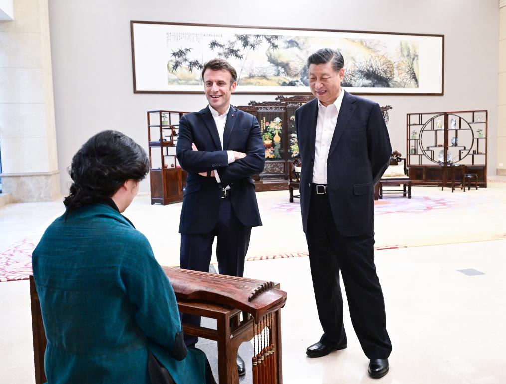 El presidente chino, Xi Jinping, y el presidente francés, Emmanuel Macron, escuchan la melodía para qin La alta monta?a y el agua que corre en la Sala Baiyun del Jardín de los Pinos, en Guangzhou, en la provincia meridional china de Guangdong, el 7 de abril de 2023. (Xinhua/Yue Yuewei)