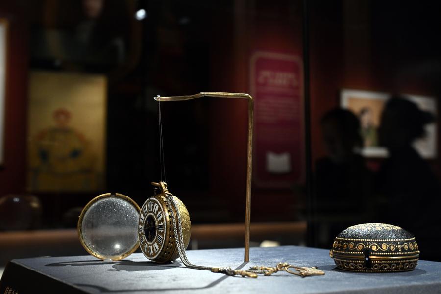 Un reloj de bolsillo que forma parte de la exhibición La Ciudad Prohibida y el Palacio de Versalles: Intercambios entre China y Francia en los siglos XVII y XVIII en el Museo del Palacio (Ciudad Prohibida) en Beijing, el 1 de abril de 2024. (Xinhua/Jin Liangkuai)