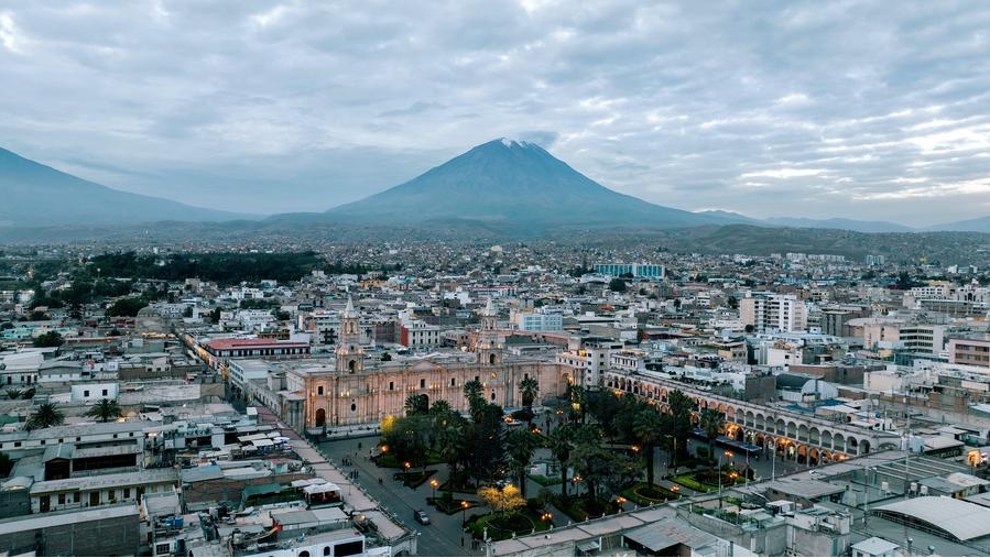 La foto, tomada el 27 de junio de 2024, muestra la ciudad de Arequipa al pie del volcán Misti, en Perú. (Xinhua/Li Muzi)