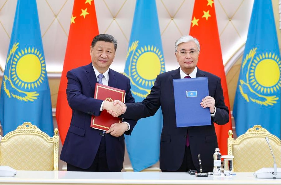 El presidente chino, Xi Jinping, y el presidente kazajo, Kassym-Jomart Tokayev, firman la declaración conjunta entre la República Popular China y la República de Kazajistán, y presencian el intercambio de decenas de documentos de cooperación bilateral en los campos de economía y comercio, conectividad, aviación y aeroespacial, educación y medios de comunicación después de sus conversaciones, en Astaná, Kazajistán, el 3 de julio de 2024. Xi mantuvo el miércoles conversaciones con Tokayev en el palacio presidencial en Astaná. (Xinhua/Ju Peng)