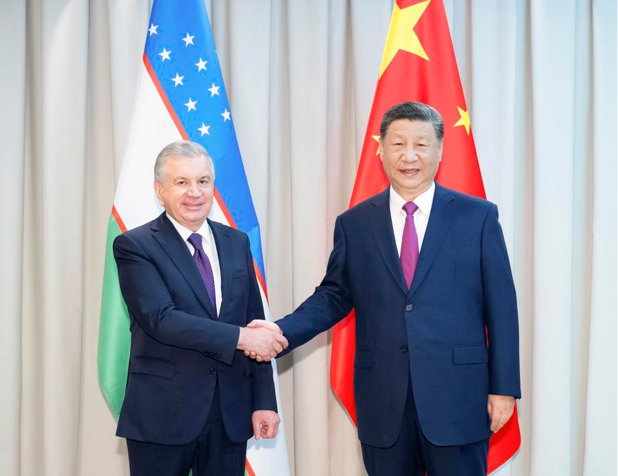 El presidente chino, Xi Jinping, se reúne con el presidente uzbeko, Shavkat Mirziyoyev, previo a la 24a Reunión del Consejo de Jefes de Estado de la Organización de Cooperación de Shanghai, en Astaná, Kazajistán, el 3 de julio de 2024. (Xinhua/Zhai Jianlan)