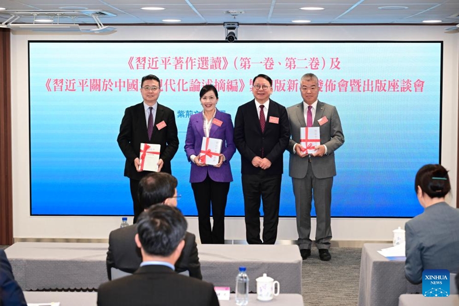 Representantes de la Asociación de Amigos de Hong Kong, de la Asociación de Empresas Chinas de Hong Kong y de la Federación de Trabajadores de la Educación de Hong Kong, reciben libros sobre obras y declaraciones del presidente chino, Xi Jinping, impresos en caracteres tradicionales chinos durante la ceremonia de presentación, en Hong Kong, en el sur de China, el 17 de julio de 2024. Tres libros sobre obras y declaraciones del presidente de China, Xi Jinping, impresos en caracteres tradicionales chinos fueron presentados el miércoles en la inauguración de la Feria del Libro de Hong Kong. (Xinhua/Zhu Wei)