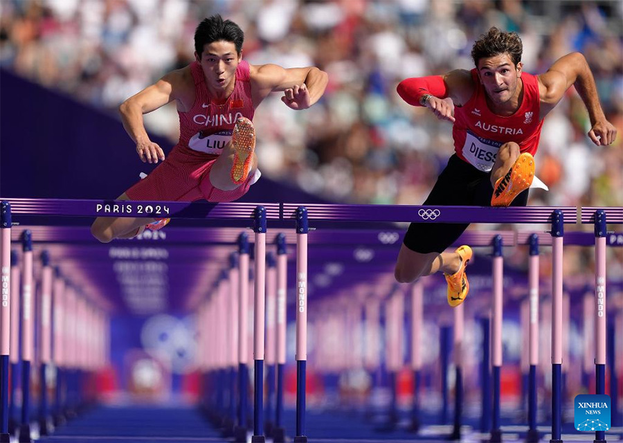 París 2024: Liu Junxi compite durante la serie de repesca de 110m vallas masculino de atletismo