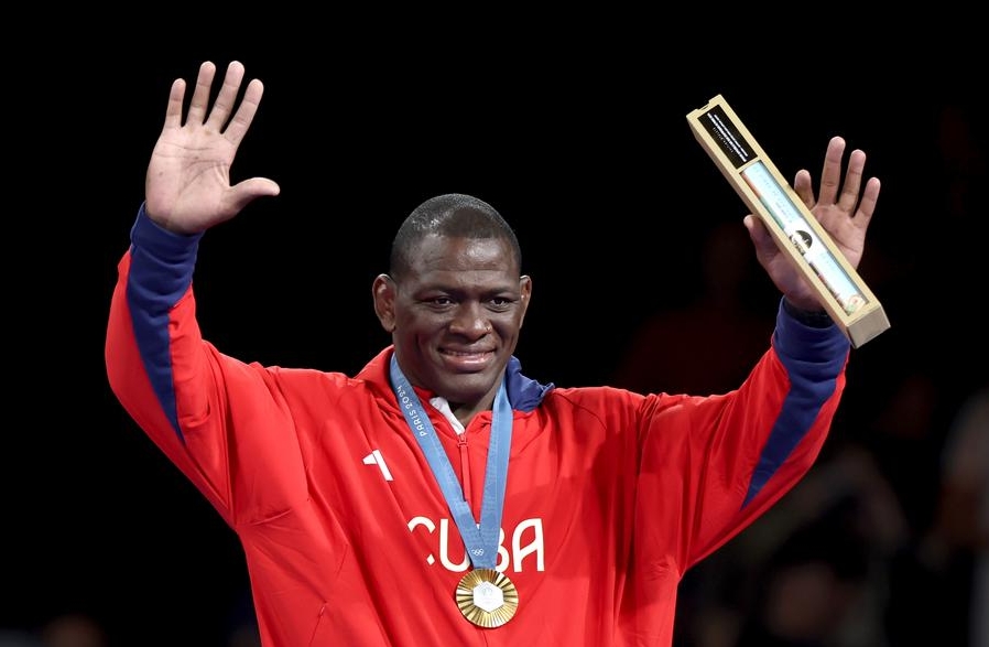 El medallista de oro Mijaín López Nú?ez de Cuba asiste a la ceremonia de victoria de 130kg masculino de lucha grecorromana en los Juegos Olímpicos de París 2024, en París, capital de Francia, el 6 de agosto de 2024. (Xinhua/Zhang Fan) 