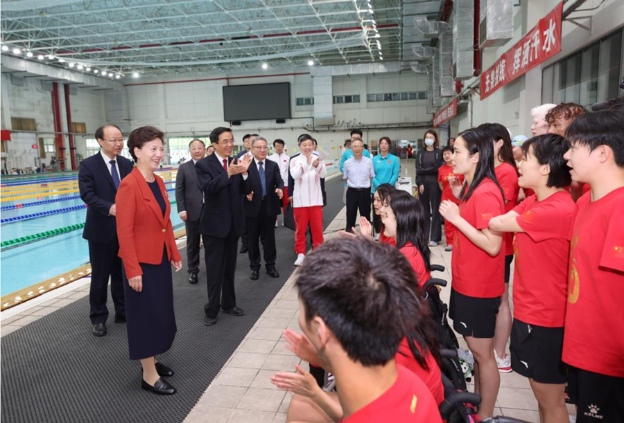 La consejera de Estado china, Shen Yiqin, también directora del Comité de Trabajo del Consejo de Estado para Personas con Discapacidad, se reúne con miembros de la delegación paralímpica de China, en Beijing, capital de China, el 16 de agosto de 2024. Shen instó a los atletas paralímpicos del país que participarán en París, a luchar por el éxito atlético y mostrar un buen espíritu deportivo en los próximos Juegos Paralímpicos. (Xinhua/Yao Dawei)