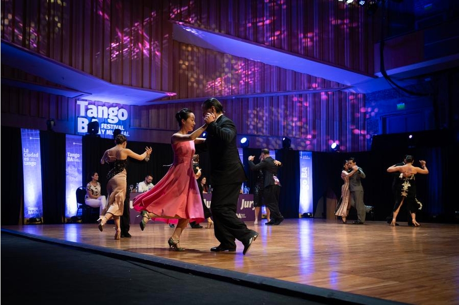 Imagen del 24 de agosto de 2024 de Wei Meiling (3-i), de China, bailando junto a su compa?ero de baile, Daniel Peralta (4-i), de Argentina, durante las semifinales del Campeonato Mundial de Tango, en la ciudad de Buenos Aires, capital de Argentina. (Xinhua/Martín Zabala)