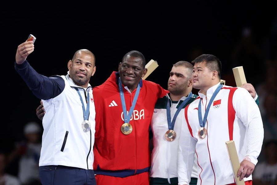 El medallista de oro Mijaín López Nú?ez (2-i) de Cuba, el medallista de plata Yasmani Acosta Fernández (i) de Chile, los medallistas de bronce Meng Lingzhe (d) de China y Amin Mirzazadeh de Irán posan durante la ceremonia de victoria de 130kg masculino de lucha grecorromana en los Juegos Olímpicos de París 2024, en París, capital de Francia, el 6 de agosto de 2024. (Xinhua/Zhang Fan)