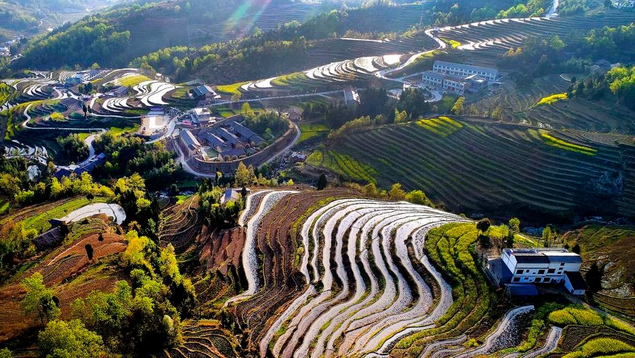 La foto, tomada el 26 de marzo de 2018, muestra el paisaje de las terrazas de Fengyan, en el poblado de Xuanwo, del distrito de Hanyin, ubicado en la provincia noroccidental china de Shaanxi. (Xinhua/Liu Xiao)