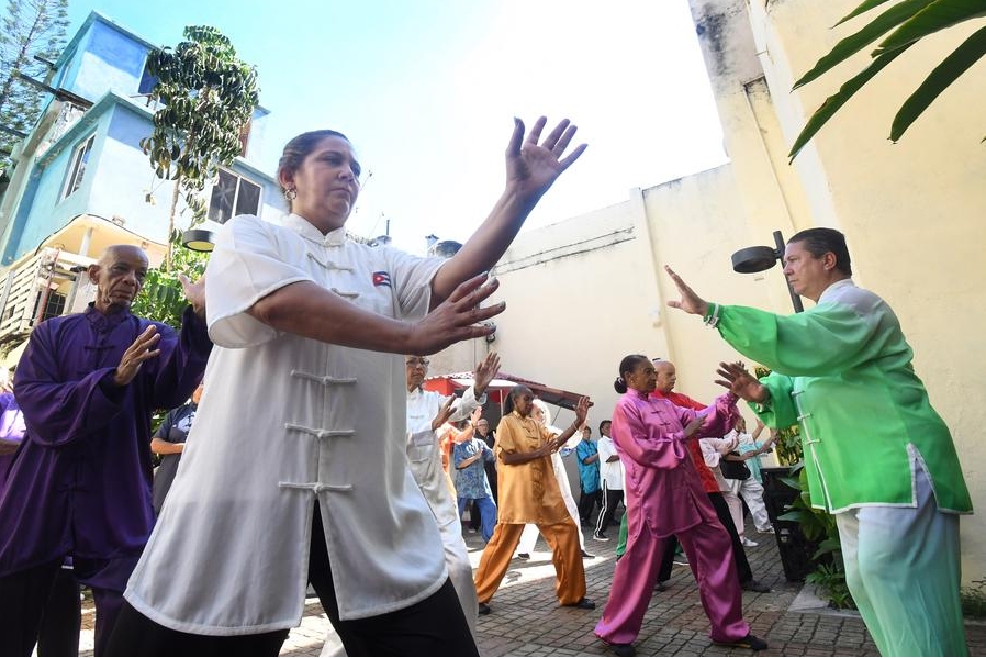 El director de la Escuela Cubana de Wushu y Qigong, Roberto Vargas Lee (d), imparte una clase a sus alumnos, en el Barrio Chino de La Habana, capital de Cuba, el 3 de septiembre de 2024. (Xinhua/Joaquín Hernández)