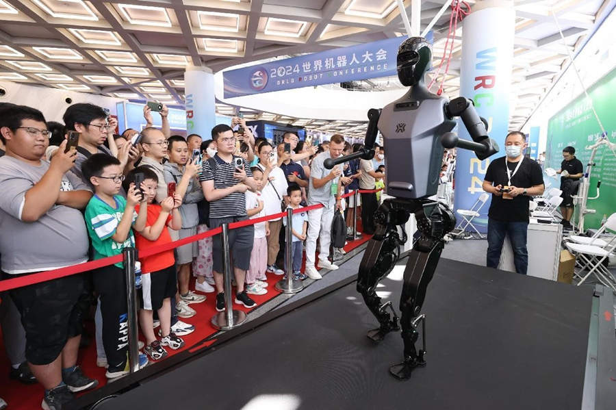 Un robot humanoide demuestra su capacidad de correr en la Conferencia Mundial de Robótica 2024 celebrada en Beijing, el 22 de agosto de 2024. (Foto de Chen Xiaogen/Diario del Pueblo digital)