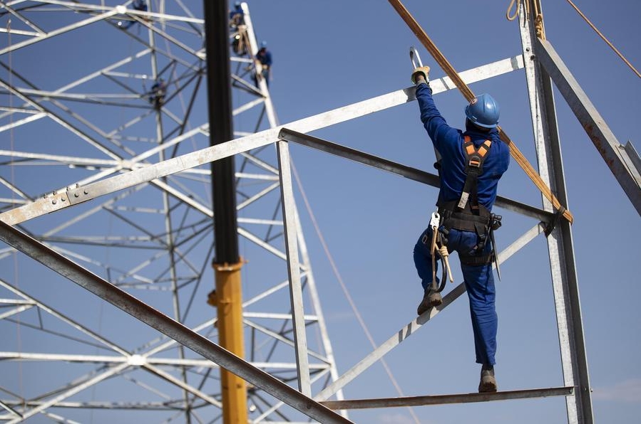 Imagen del 7 de agosto de 2018 de un empleado de la empresa china Shandong Electric Power Construction Corporation 1 (SEPCO1) trabajando en la construcción de la segunda línea de transmisión de ultra-alta tensión en Brasil, cerca de Arcos, estado de Minas Gerais, Brasil. (Xinhua/Li Ming)