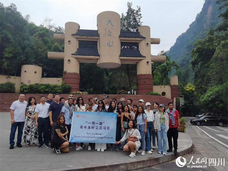 Sichuan: periodistas latinoamericanos visitan lugares emblemáticos del distrito Qionglai