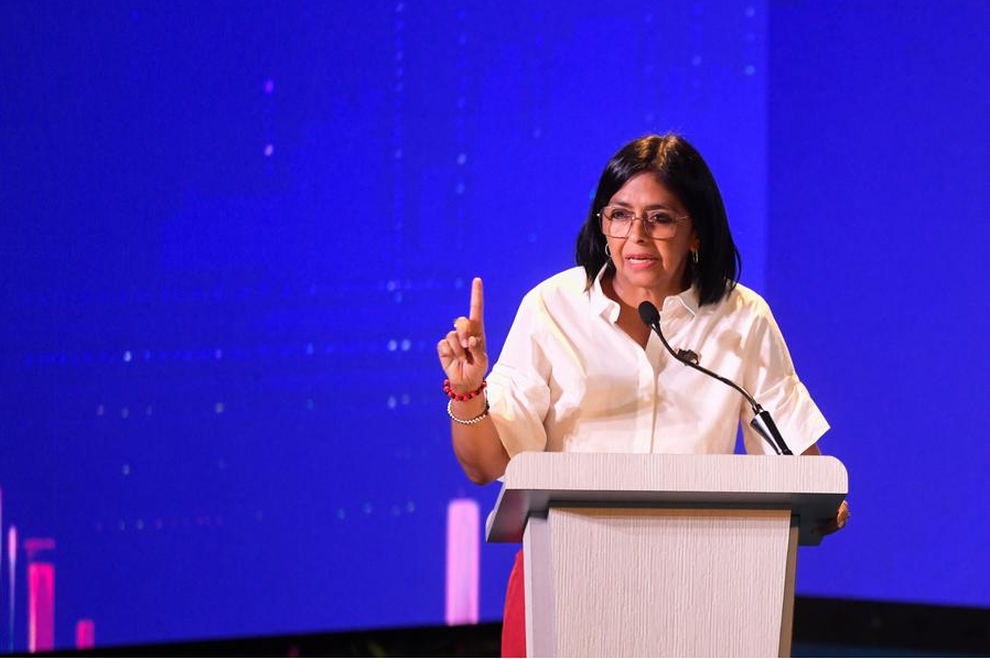 La vicepresidenta venezolana, Delcy Rodríguez, habla durante el acto de apertura del Seminario Internacional de Desarrollo Económico, en Caracas, Venezuela, el 20 de junio de 2024. (Xinhua/Marcos Salgado)