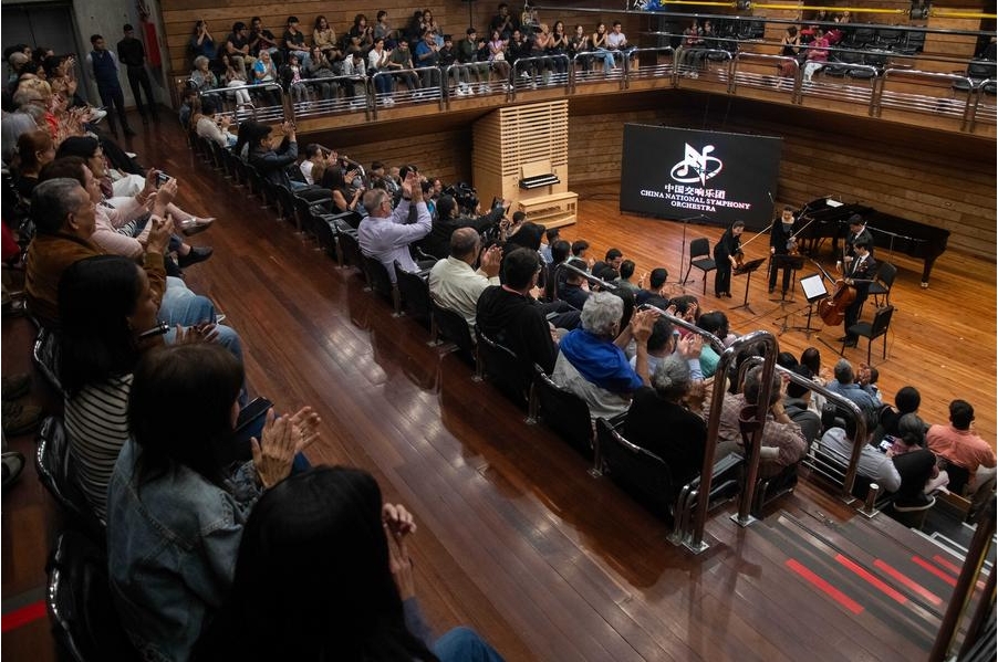 Imagen del 26 de septiembre de 2024 de integrantes de la Orquesta Sinfónica Nacional de China realizando una presentación en el marco del 50o aniversario del establecimiento de relaciones diplomáticas entre China y Venezuela, en Caracas, capital de Venezuela. (Xinhua/Marcos Salgado)