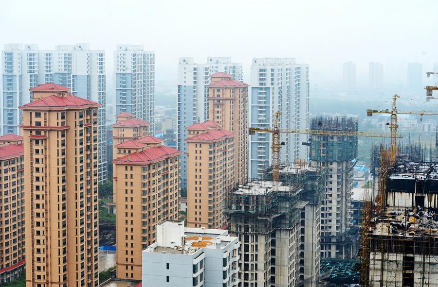 Vista de archivo de un edificio en venta en construcción, en Shijiazhuang, capital de la provincia de Hebei, en el norte de China, el 18 de septiembre de 2016. (Xinhua/Zhu Xudong) 