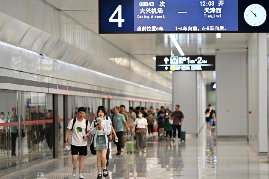 Pasajeros se preparan para tomar un tren con destino a la municipalidad de Tianjin, en el norte de China, desde la estación del Aeropuerto Internacional Daxing de Beijing, en la capital del país, el 6 de julio de 2024. (Xinhua/Li Ran)