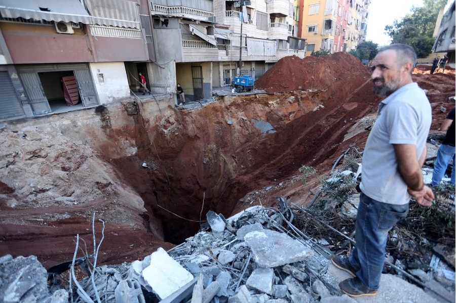 Un hombre permanece en una calle destruida después de los ataques aéreos israelíes, en el suburbio sur de Beirut, Líbano, el 29 de septiembre de 2024. (Xinhua/Bilal Jawich)