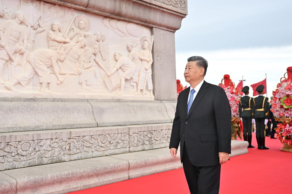 Xi rinde homenaje a los héroes caídos en el Día de los Mártires